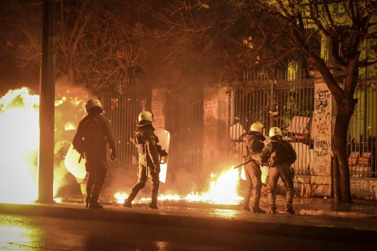 Στην «αντεπίθεση» ο Ρουβίκωνας: Η αστυνομία έβγαλε το άχτι της πάνω μας, δεν μας κάμπτουν (βίντεο)